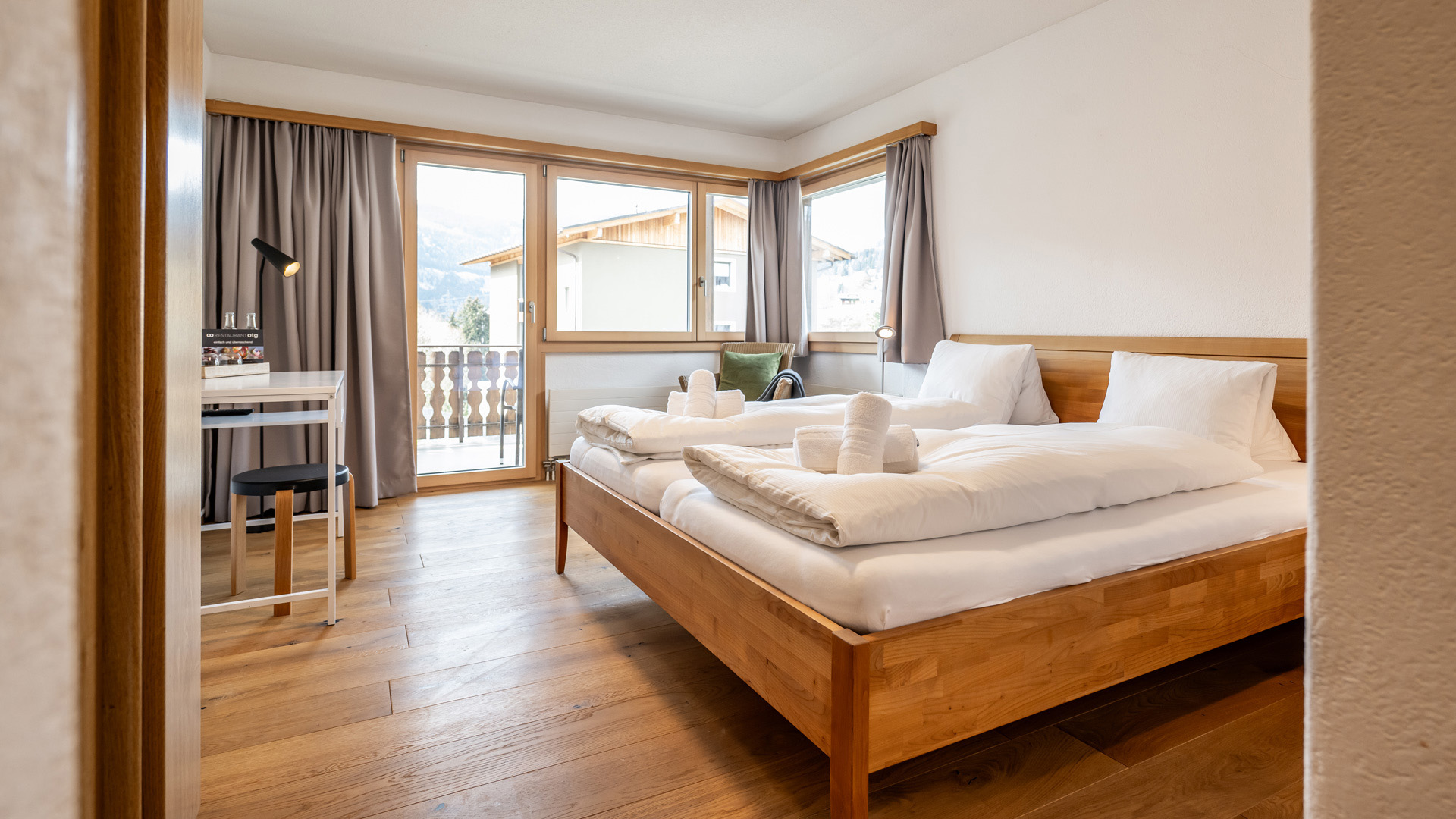 Hotel-Pazzola-Segnas-Schweiz-Doppelzimmer-1
