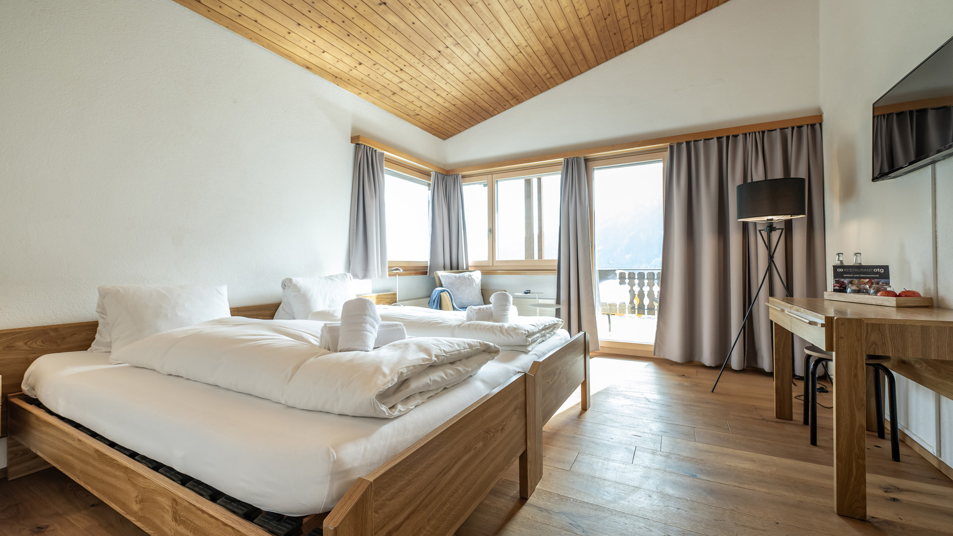 Hotel-Pazzola-Segnas-Schweiz-Doppelzimmer-2